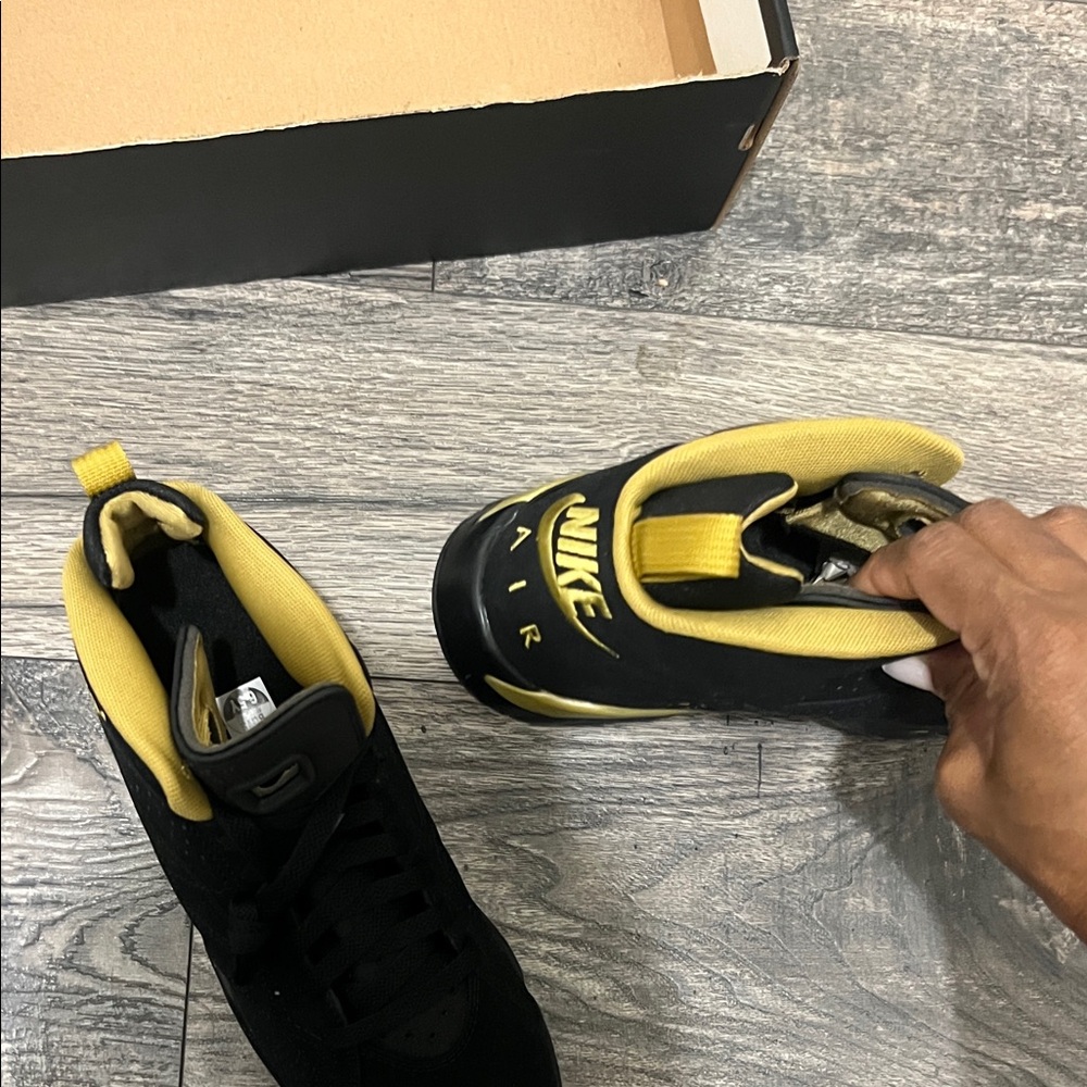 Jordan Kids Sneakers Black and Gold - Picture 5 of 11